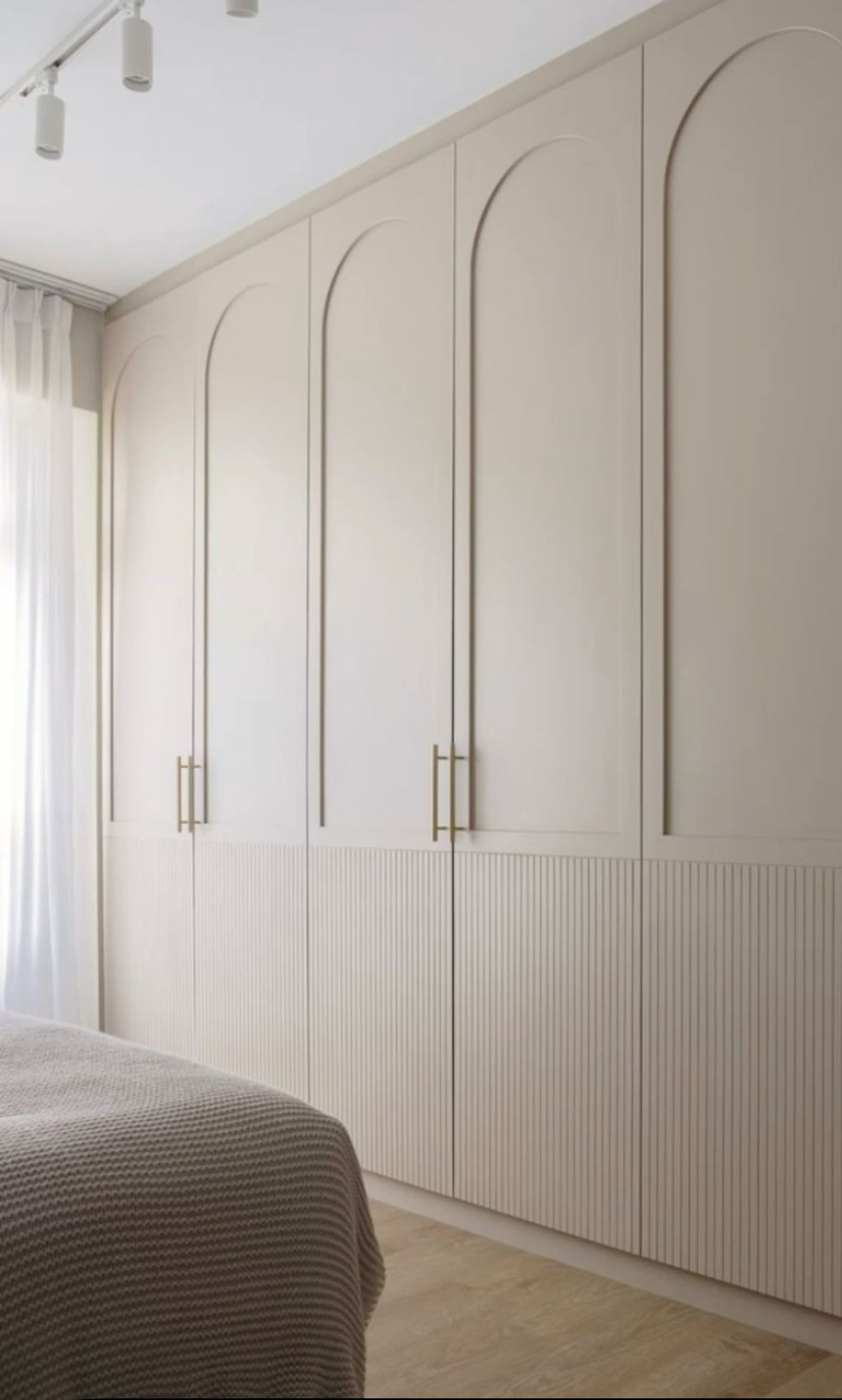 Painted MDF Wardrobe with Arcade-Shaped Leaves - Image 3